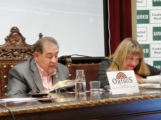 joaquín Brotons leyendo sus poemas-junto a la escritora Rosa Peñasco-, que lo preseentó, en el salón de actos de la UNED, en Valdepeñas. 28/3/2019.