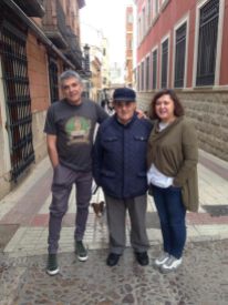 Joaquin Brotons (Centro) y sus sobrinos, Javier y Alicia, en la calle: Poeta Juan Alcaide, en Valdepeñas, abril, 2019.