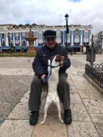 Joaquín Brotons con su perro bodeguero:"Gael", en la Plaza de España, en Valdepeñas, abril, 2019.