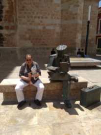 Joaquín Brotons, junto a la escultura de su paisano el poeta, Juan Alcaide, en la plaza de la Constitución, en Valdepeñas, 9-6-2019. Escultura de Jose Lillo Galiani.