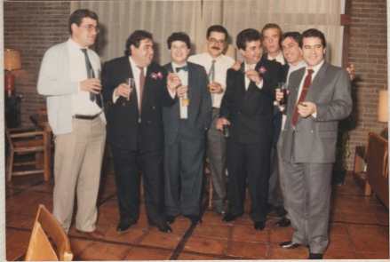 El segundo por la izquierda es el poeta Joaquin Brotons Peñasco, entre amigos, en una fiesta. Valdepeñas, 1978.