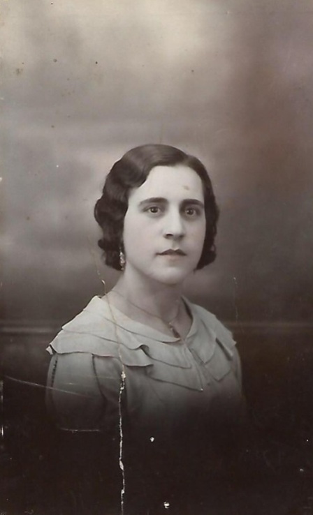 Doña María Jesús Peñasco Sánchez, madre del poeta Joaquín Brotons Peñasco. Foto realizada y coloreada a mano por el prestigioso fotógrafo: Prieto. Valdepeñas, hacia, 1932.