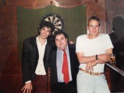De izda a dcha: Javier Guzmán, Joaquin Brotons Peñasco y Jesús Romero en un bar, en los años 90.