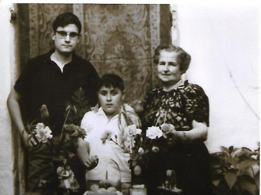De izda a dcha: Matías Brotons Sánchez, el futuro poeta Joaquín Brotons Peñasco, junto a María Sánchez-tía de Matías-, en casa de María. Hacia 1961.